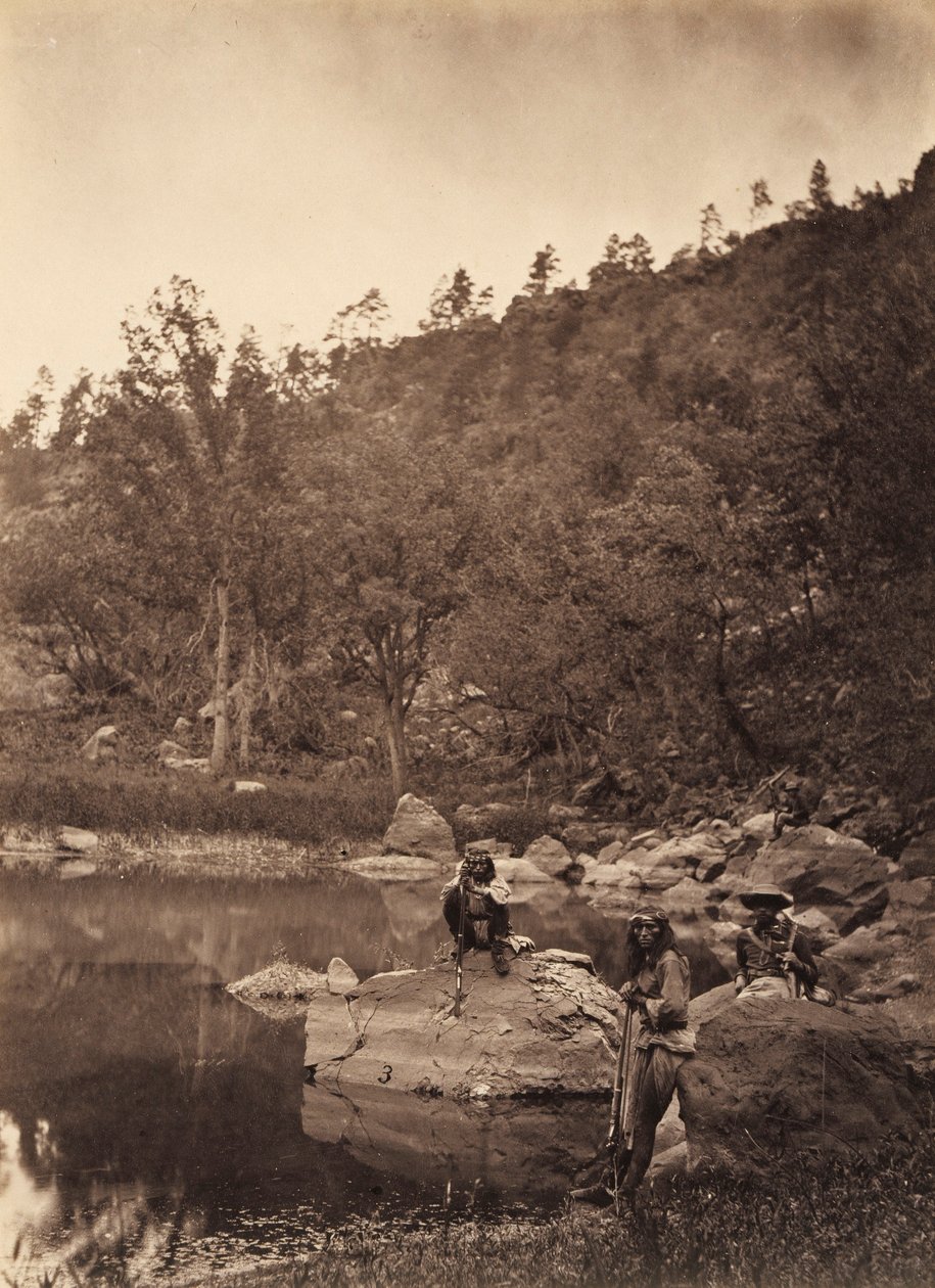 Widok na jezioro Apache, Sierra Blanca Range, Arizona, z dwoma zwiadowcami Apache na pierwszym planie autorstwa Timothy H. O
