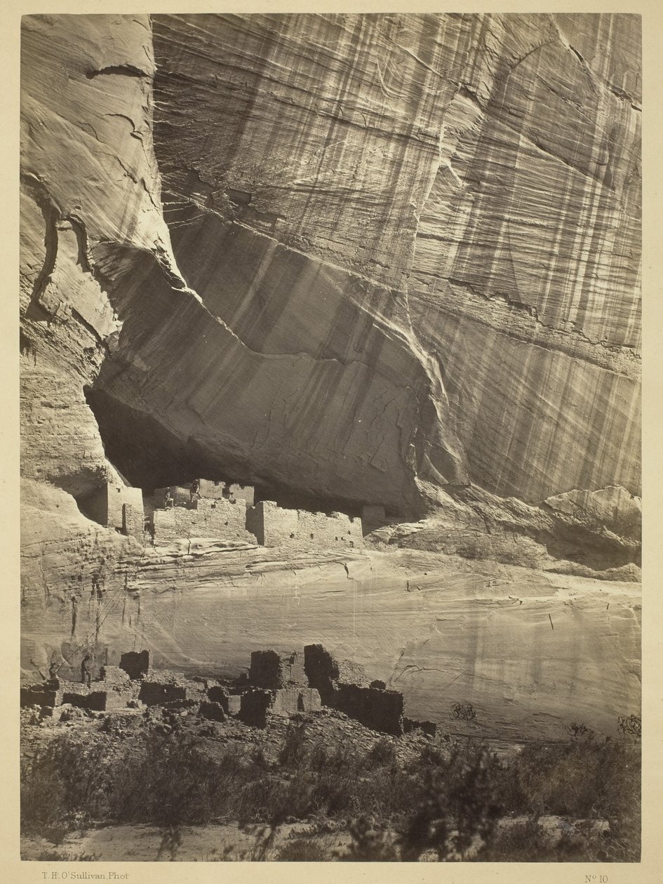 Starożytne ruiny w kanionie Chelly w stanie Nowy Meksyk, w niszy 50 stóp nad obecnym łóżkiem Canyon, 1873 autorstwa Timothy OSullivan