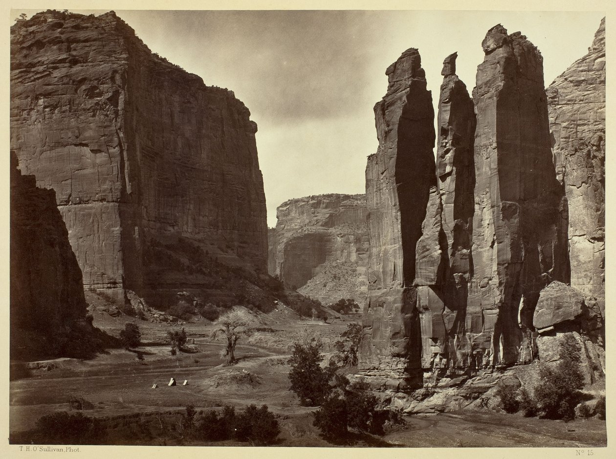 Cañon de Chelle, Ściany Grand Cañon, około 1200 stóp wysokości autorstwa Timothy O
