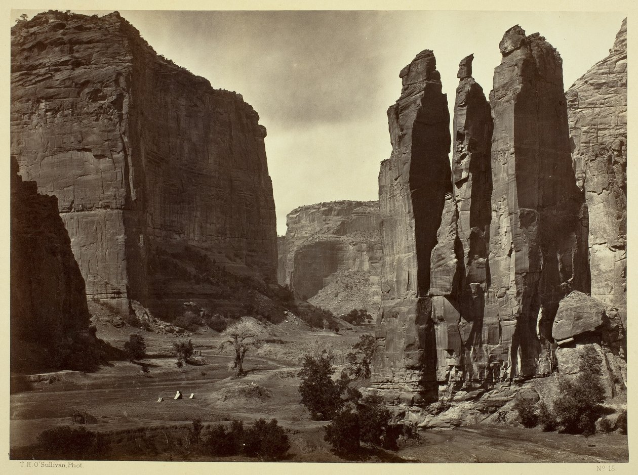 Cañon de Chelle, Ściany Grand Cañon, około 1200 stóp wysokości autorstwa Timothy O