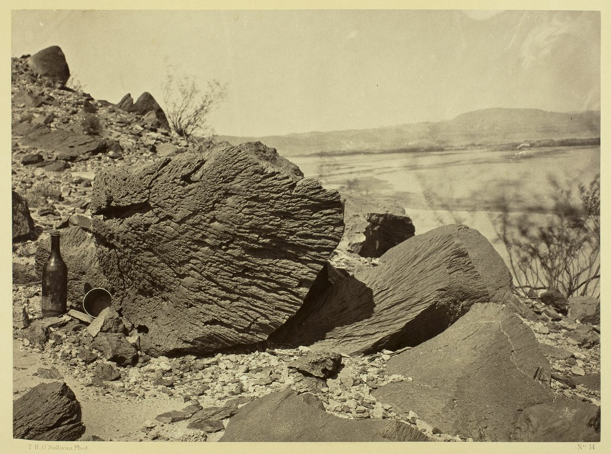 Skała wyrzeźbiona przez dryfujący piasek, poniżej Fortification Rock, Arizona autorstwa Timothy O