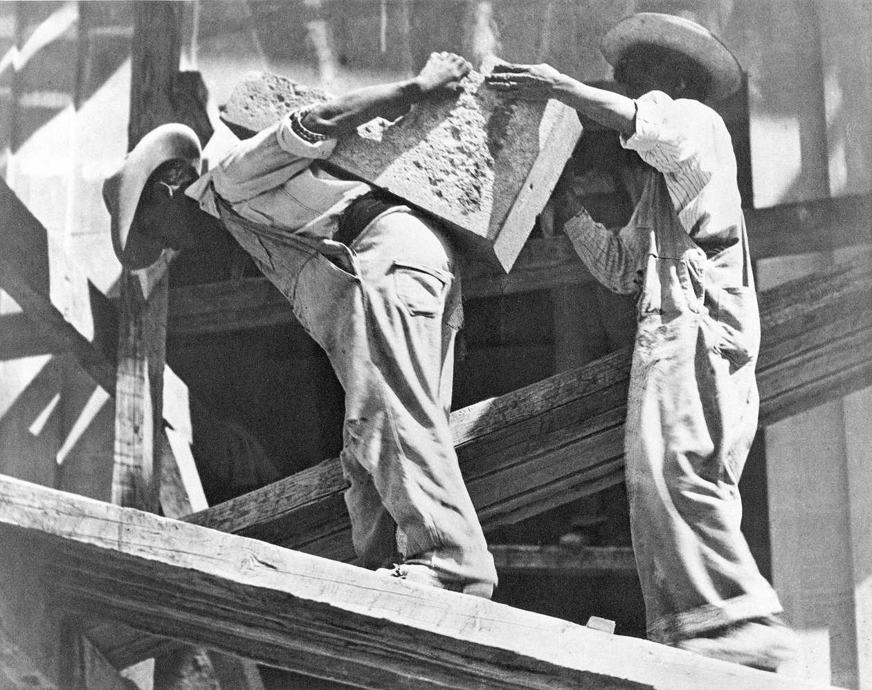 Robotnicy budowlani na stadionie, miasto Meksyk, 1927 r. autorstwa Tina Modotti