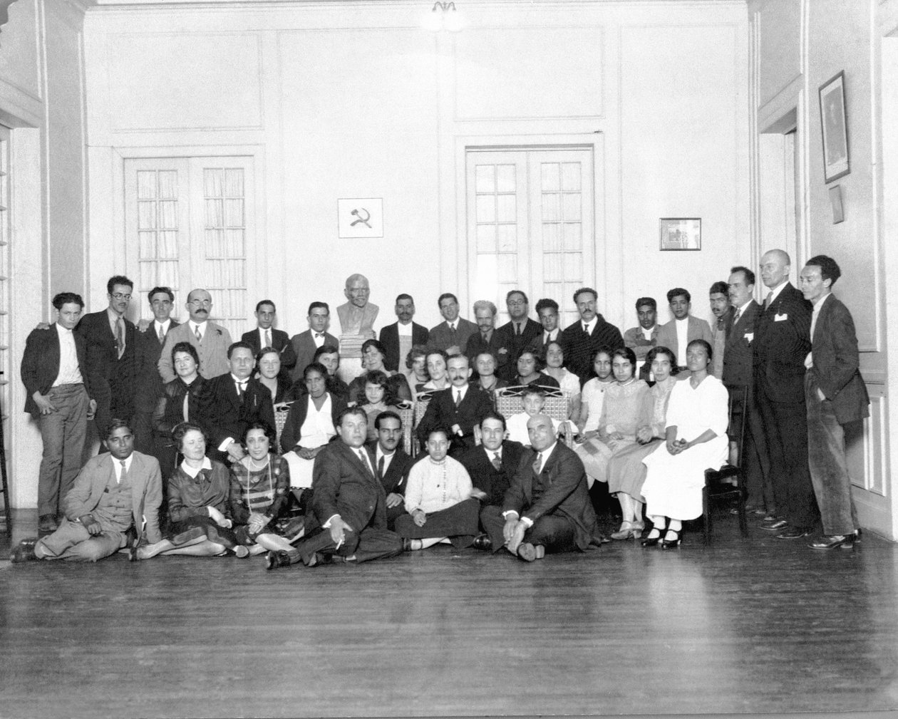 Przyjęcie w Ambasadzie Związku Radzieckiego, Miasto Meksyk, 1926 r. autorstwa Tina Modotti