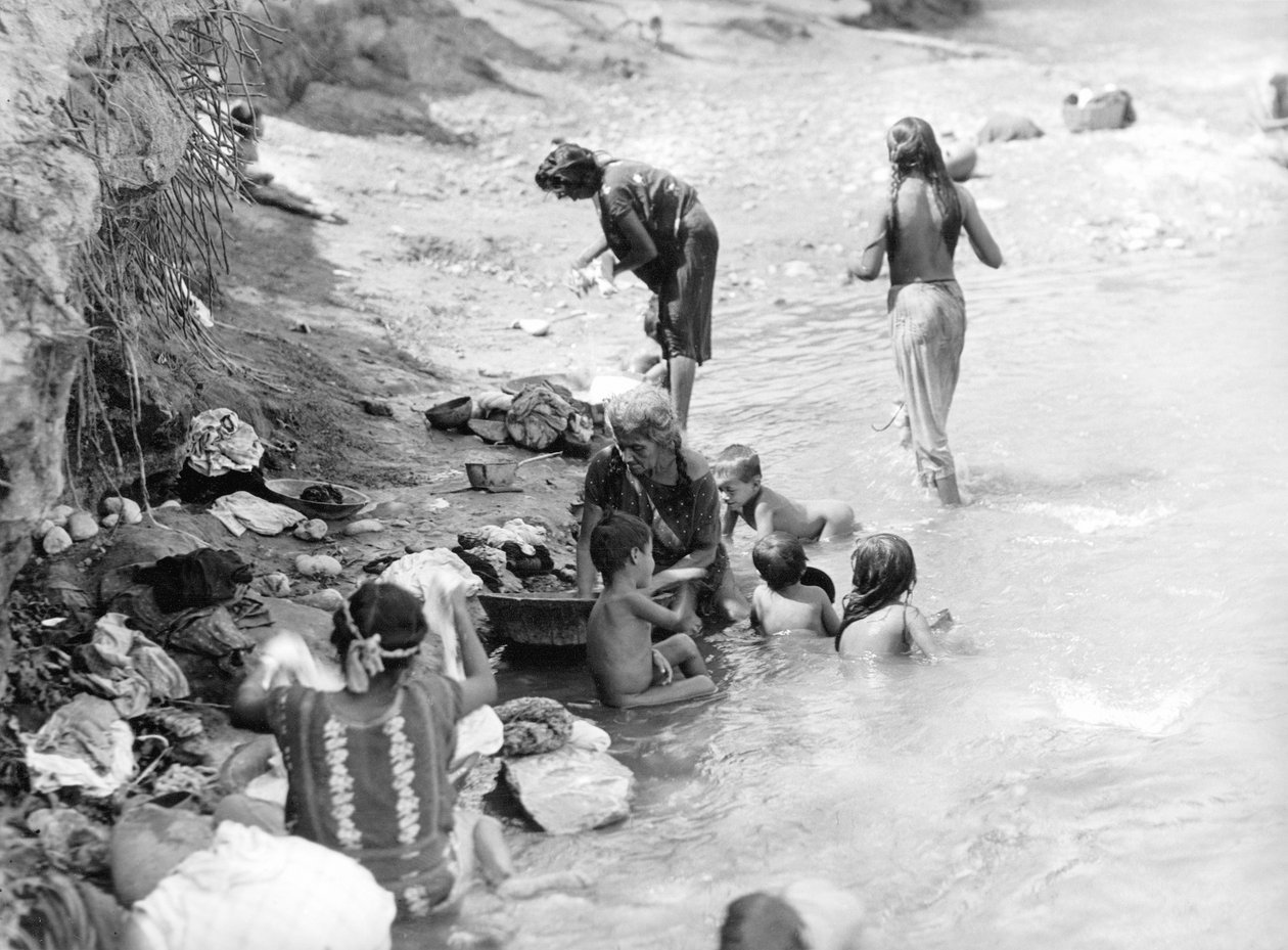 Pranie w rzece niedaleko Tehuantepec, Meksyk, 1929 autorstwa Tina Modotti