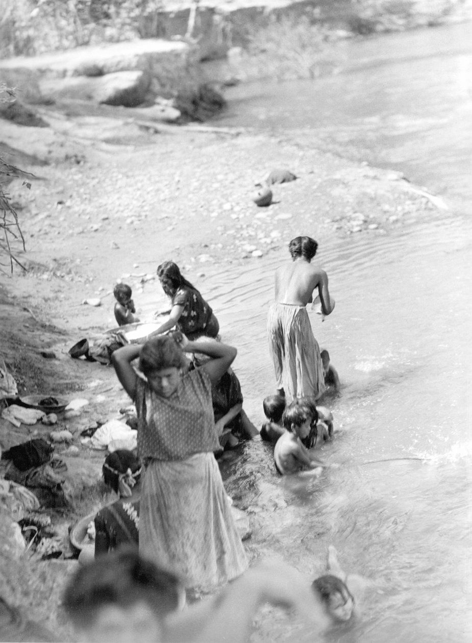Pranie w rzece niedaleko Tehuantepec, Meksyk, 1929 autorstwa Tina Modotti