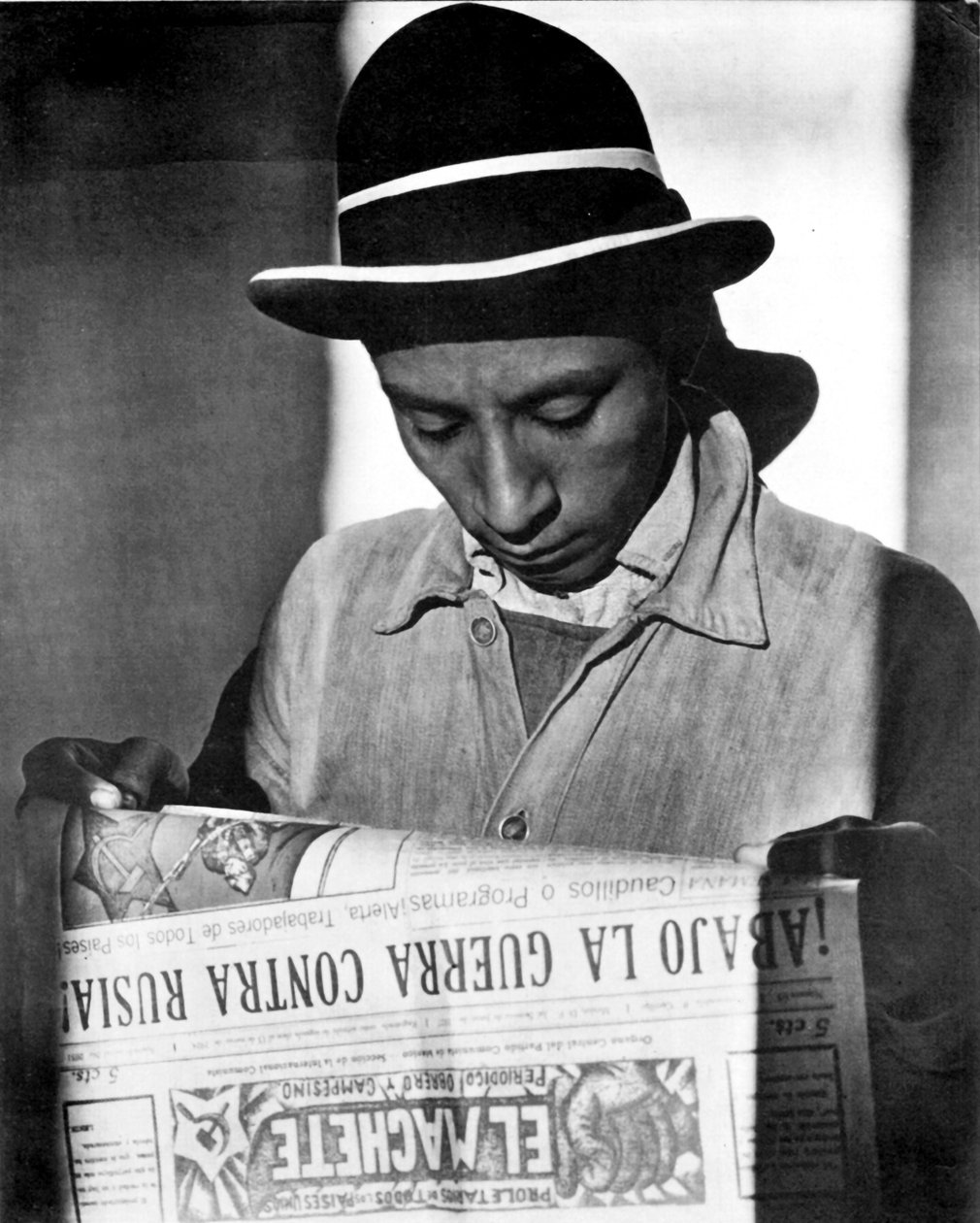 Robotnik czytający El Machete, Meksyk, 1925 autorstwa Tina Modotti
