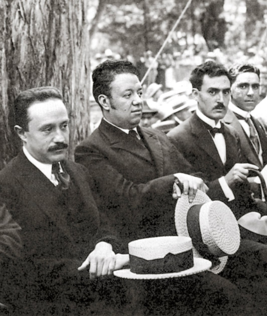 Jose Vasconcelos i Diego Rivera podczas imprezy plenerowej w Chapultepec Park, Meksyk, 1921 autorstwa Tina Modotti