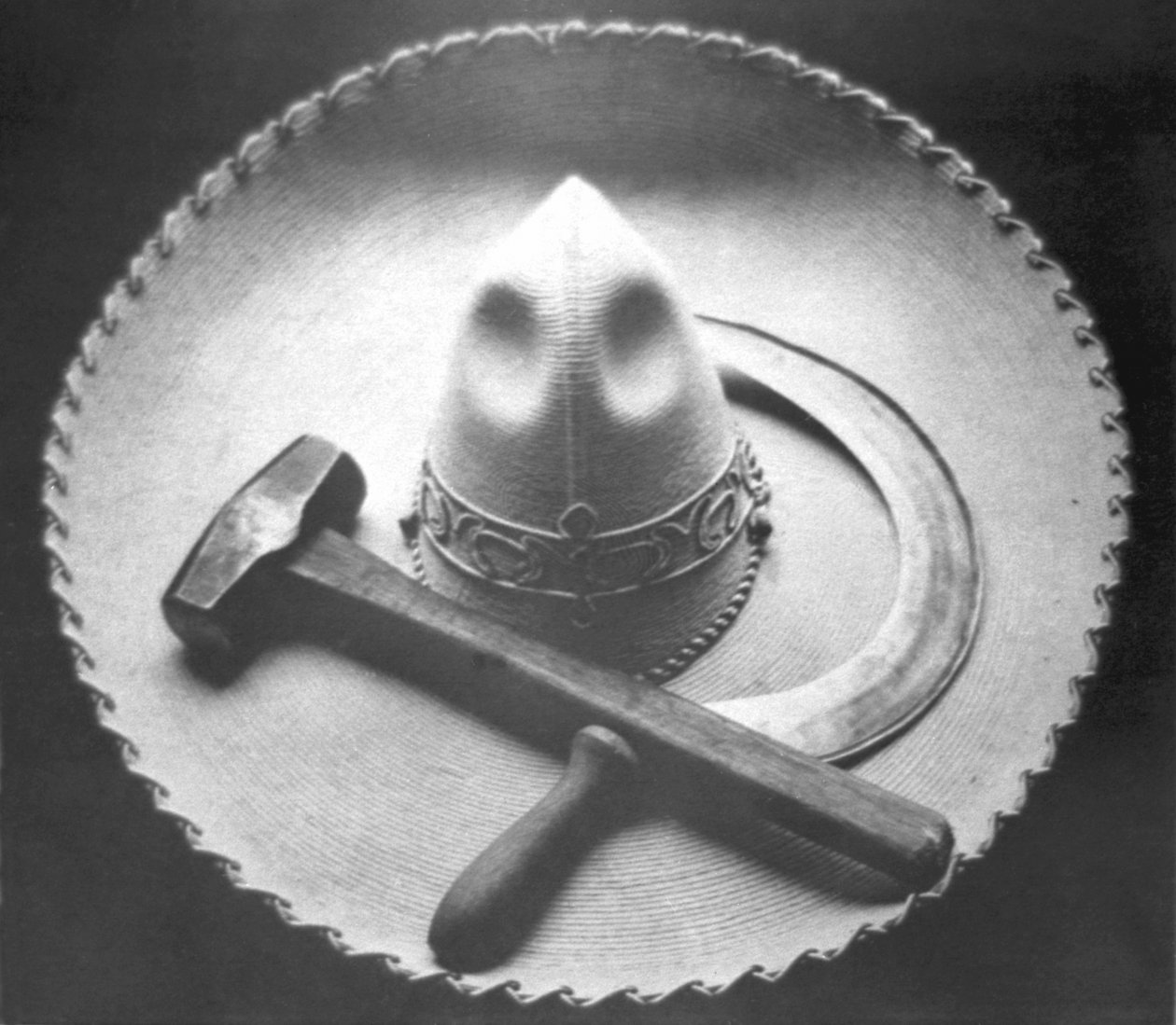 Rewolucja Meksykańska: Sombrero z młotem i sierpem, Meksyk, 1927 autorstwa Tina Modotti