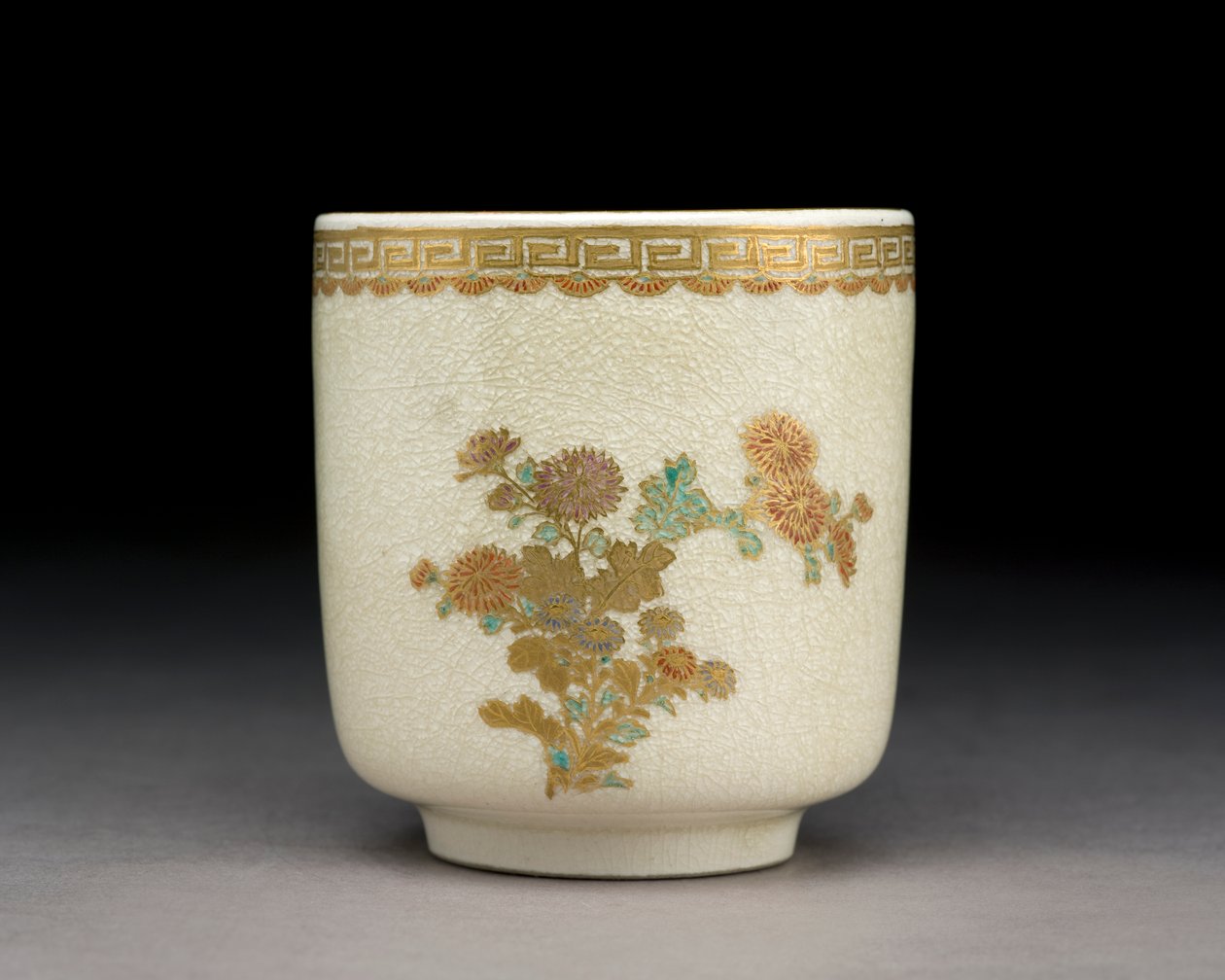 Filiżanka z chryzantemami, Piec Kumamoto, era Meiji, ok. 1900 (ceramika) autorstwa Tokozan