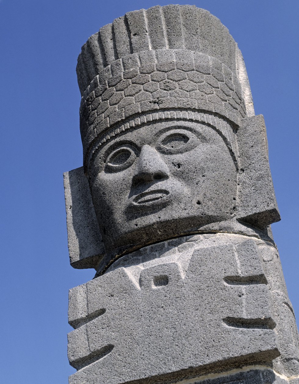 Zbliżenie postaci „Atlanty” na piramidzie Tlahuizcalpantecuhtli autorstwa Toltec