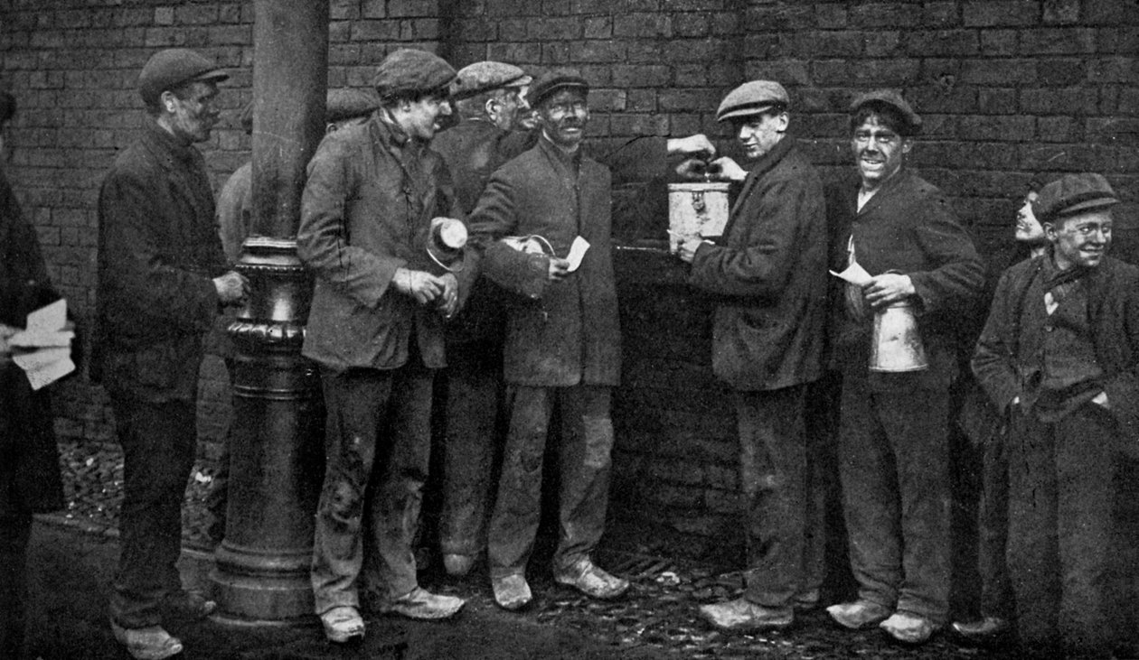 Głosowanie na strajk węglowy, Wheatsheaf Colliery, Pendlebury, styczeń 1912, c1920 autorstwa Topical Press Agency