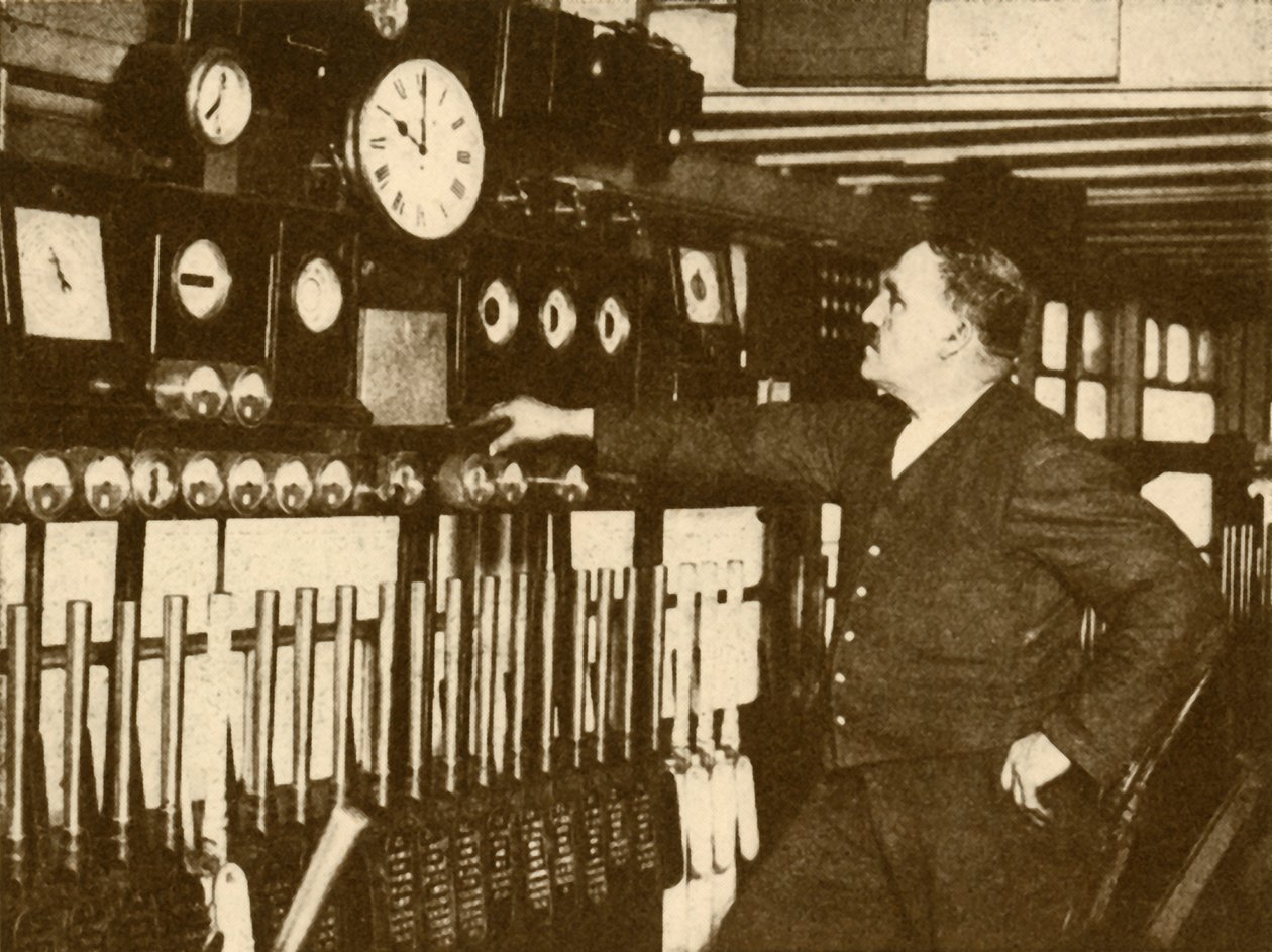 Nagrywanie sygnału czasu dziennego na stacji Liverpool Street, Londyn i North Eastern Railway, 1930. autorstwa Topical Press Agency