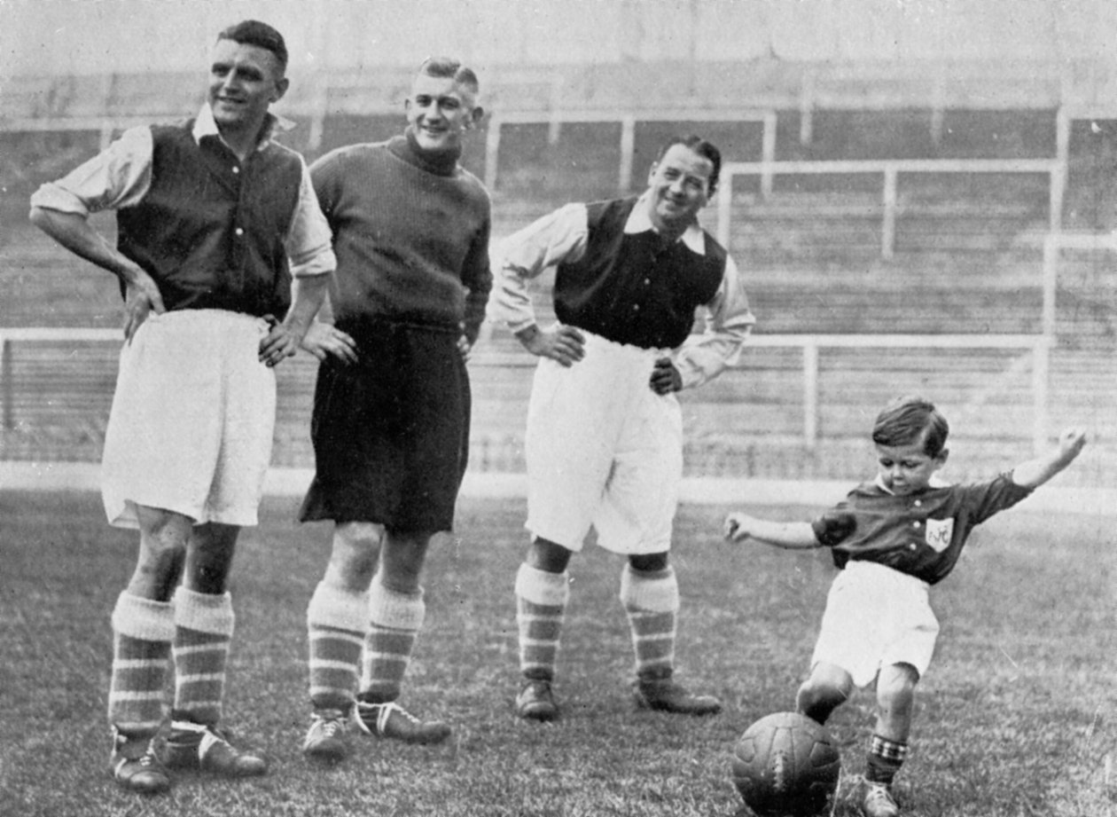Młody Tony Hapgood pokazuje swoje umiejętności w Highbury, Londyn, c1933-c19375 autorstwa Topical Press Agency