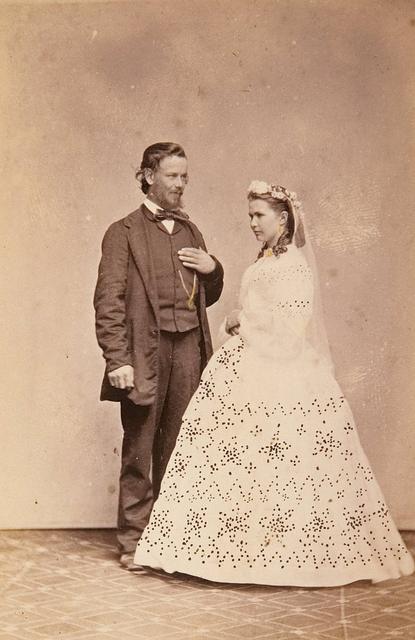 Studio portret stojącej panny młodej i pana młodego autorstwa Townsend Duryea