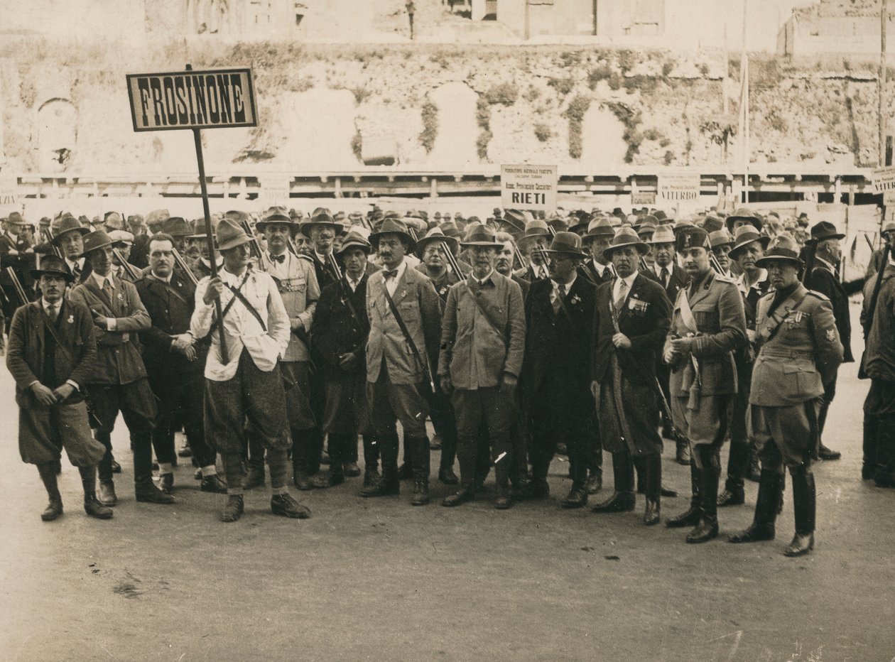 Album „Mvsn- Blackshirts”: Hunters Frosinone, uzbrojony w strzelbę, z dwoma oficerami milicji leśnej w Neapolu (zdjęcie b/w) autorstwa Troncone Troncone