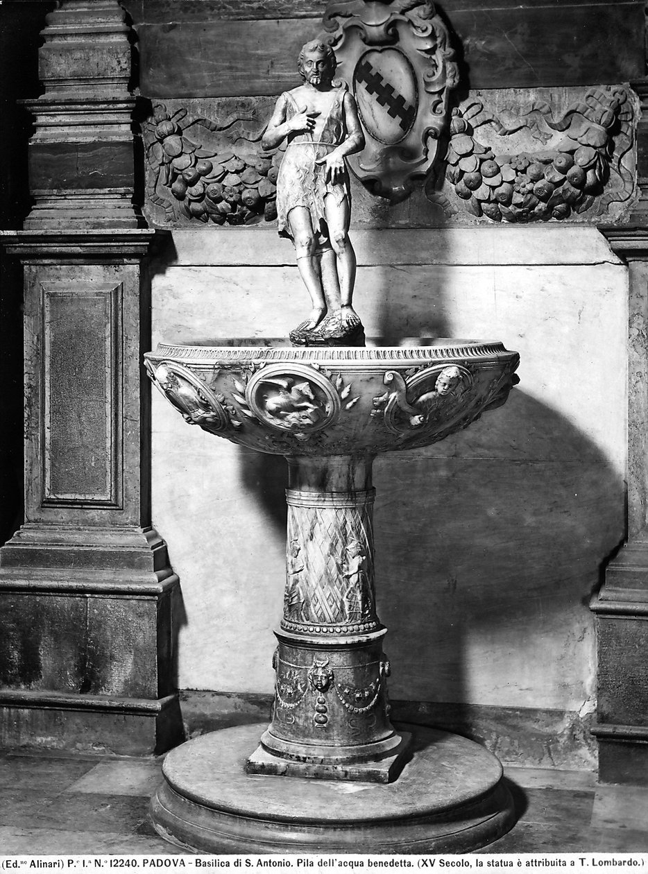 Basen na wodę święconą zwieńczony figurką Jana Chrzciciela, bazylika S. Antonio, Padwa autorstwa Tullio Lombardo