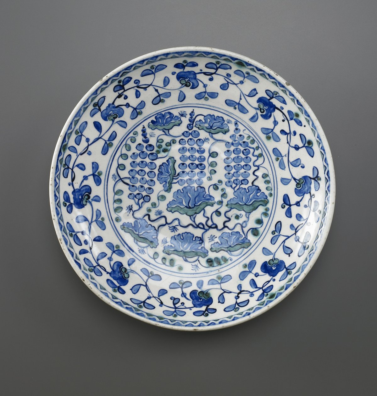 Danie z motywem winogron, Iznik, dynastia Osmańska (ceramika) autorstwa Turkish School