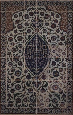 Panel płytek z wzorem chmur tchi otacza centralny motyw krzewu dzikiej róży, od zewnętrznej strony ganku wejściowego do Mauzoleum Salima II, Osmanli Sultan of Turkey, zaprojektowany przez architekta Sinana, w dzielnicy Hagia Sophia, Iznik autorstwa Turkish School