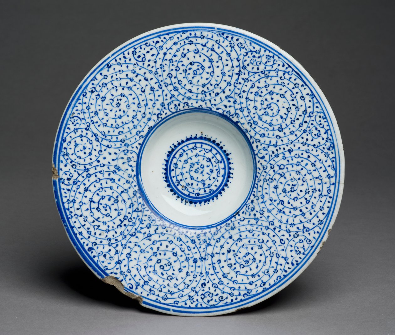 Naczynie Tondino, wyroby Iznik Golden Horn, tureckie, ok. 1535-45 (pasta kamienna z niebieską glazurą) 88; zob. także 117758; autorstwa Turkish School