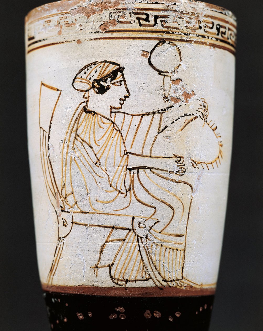Lekythos, flakonik olejny przypisywany malarzowi Tymbosowi, przedstawiający kobietę tkającą koronę, V wiek p.n.e. autorstwa Tymbos Painter (attr. to)