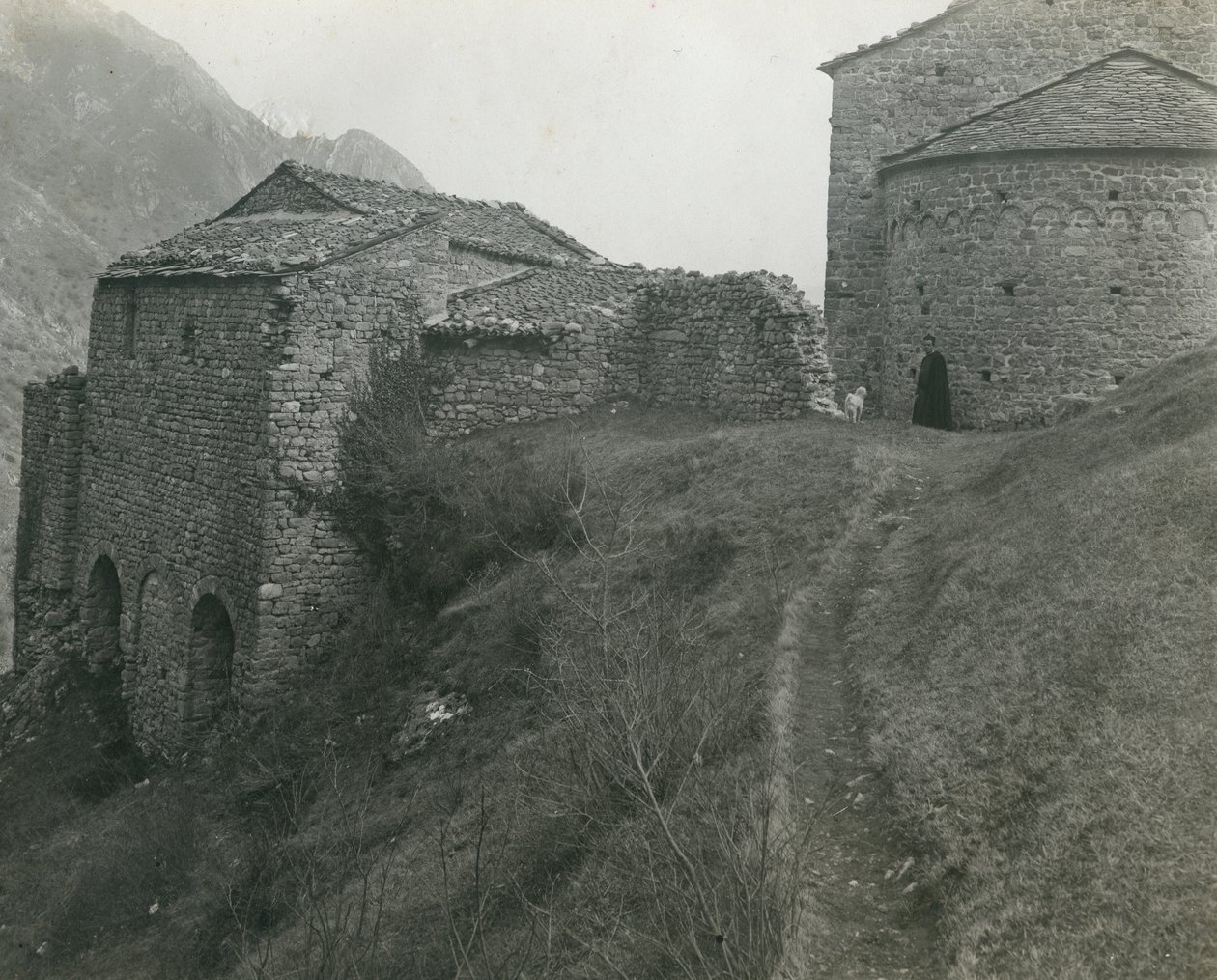 Opactwo San Pietro al Monte, Civate, Lombardia, Włochy, zdjęcie autorstwa Ugo Monneret de Villard, około 1910 r. autorstwa Ugo Monneret de Villard