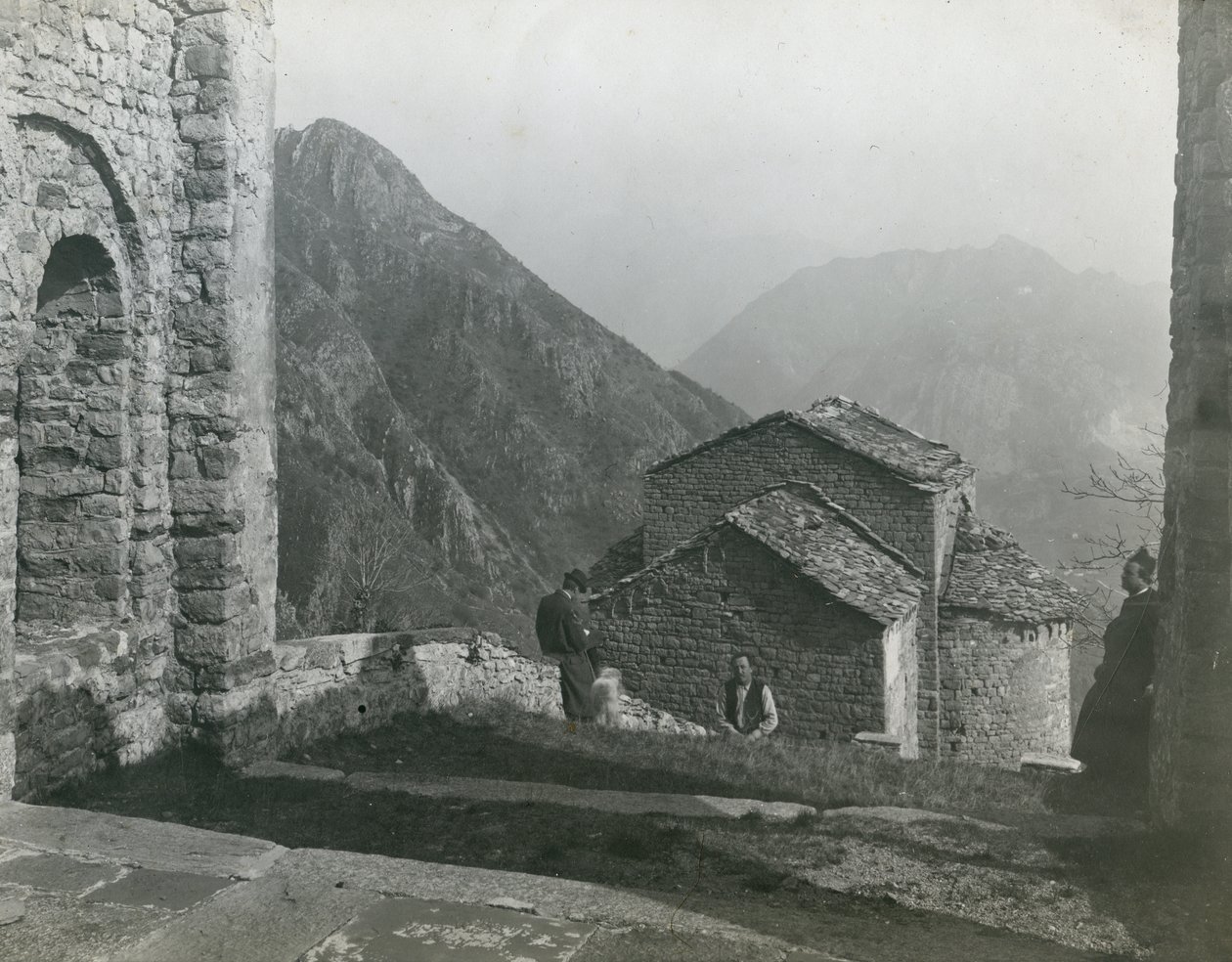 Opactwo San Pietro al Monte, Civate, Lombardia, Włochy, zdjęcie autorstwa Ugo Monneret de Villard, około 1910 r. autorstwa Ugo Monneret de Villard