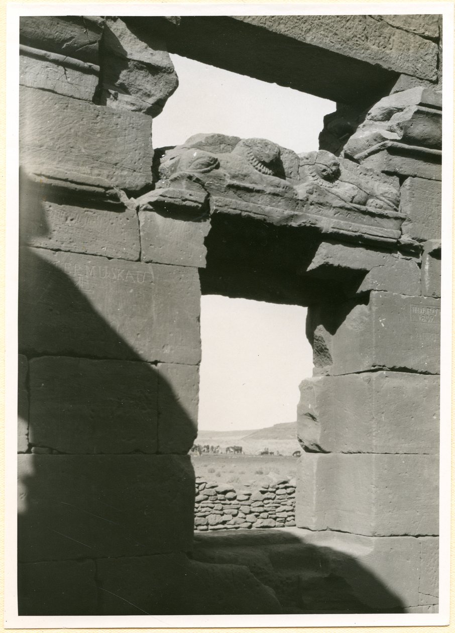 Architraw w świątyni, Naqa, Sudan, zdjęcie Ugo Monneret de Villard autorstwa Ugo Monneret de Villard