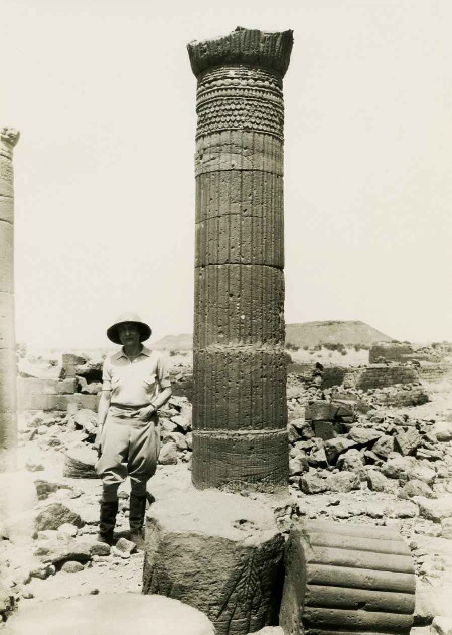 Kolumna z dekoracyjnymi płaskorzeźbami, ruiny świątyni w Great Enclosure, Musawwarat es Sufra, Sudan, zdjęcie Ugo Monneret de Villard autorstwa Ugo Monneret de Villard