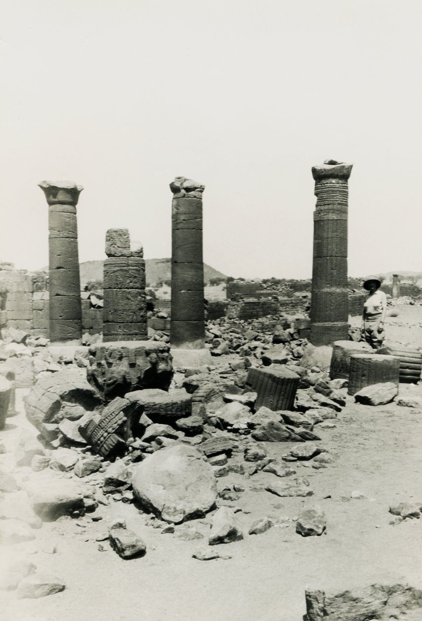 Kolumny i ruiny świątyni w Great Enclosure, Musawwarat es Sufra, Sudan, zdjęcie Ugo Monneret de Villard autorstwa Ugo Monneret de Villard