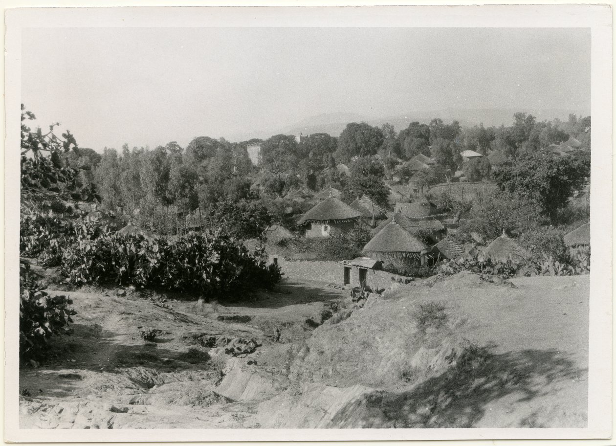 Etiopska wioska z okrągłymi domami krytymi strzechą, Aksum, Etiopia, zdjęcie Ugo Monneret de Villard autorstwa Ugo Monneret de Villard