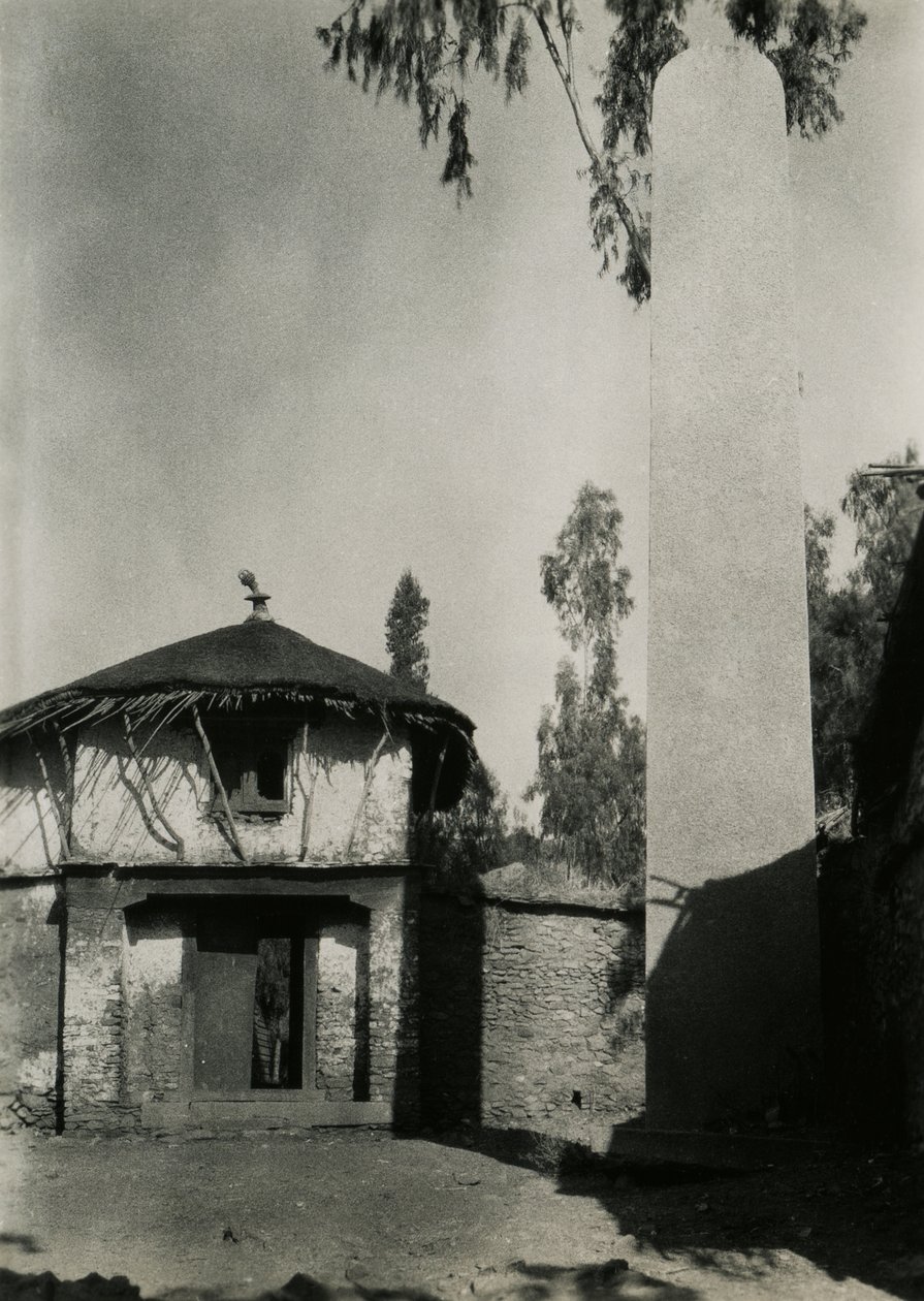 Dom obok steli, Aksum, Etiopia, zdjęcie autorstwa Ugo Monneret de Villard autorstwa Ugo Monneret de Villard