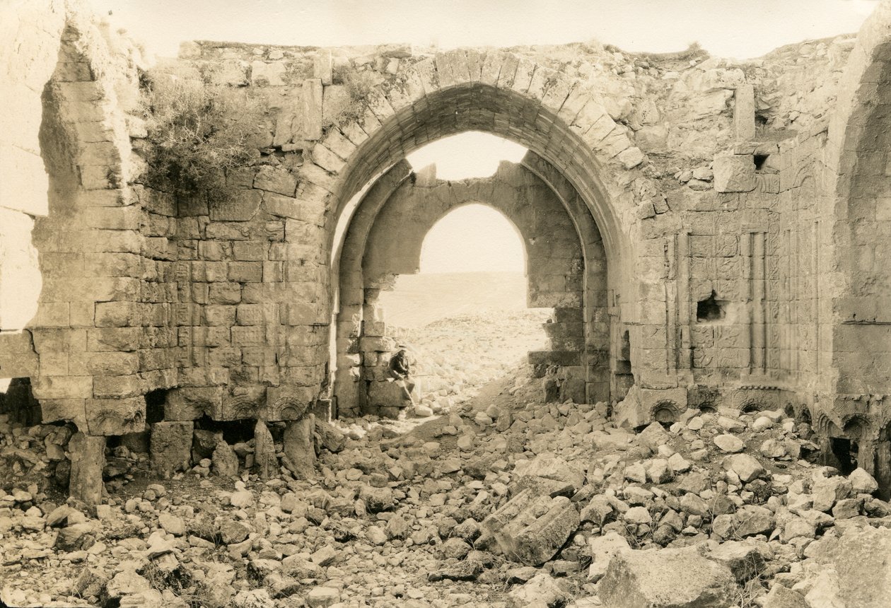 Wnętrze bizantyjskiej bazyliki, Amman, Jordania, zdjęcie autorstwa Ugo Monneret de Villard, ok. 1920 r. autorstwa Ugo Monneret de Villard