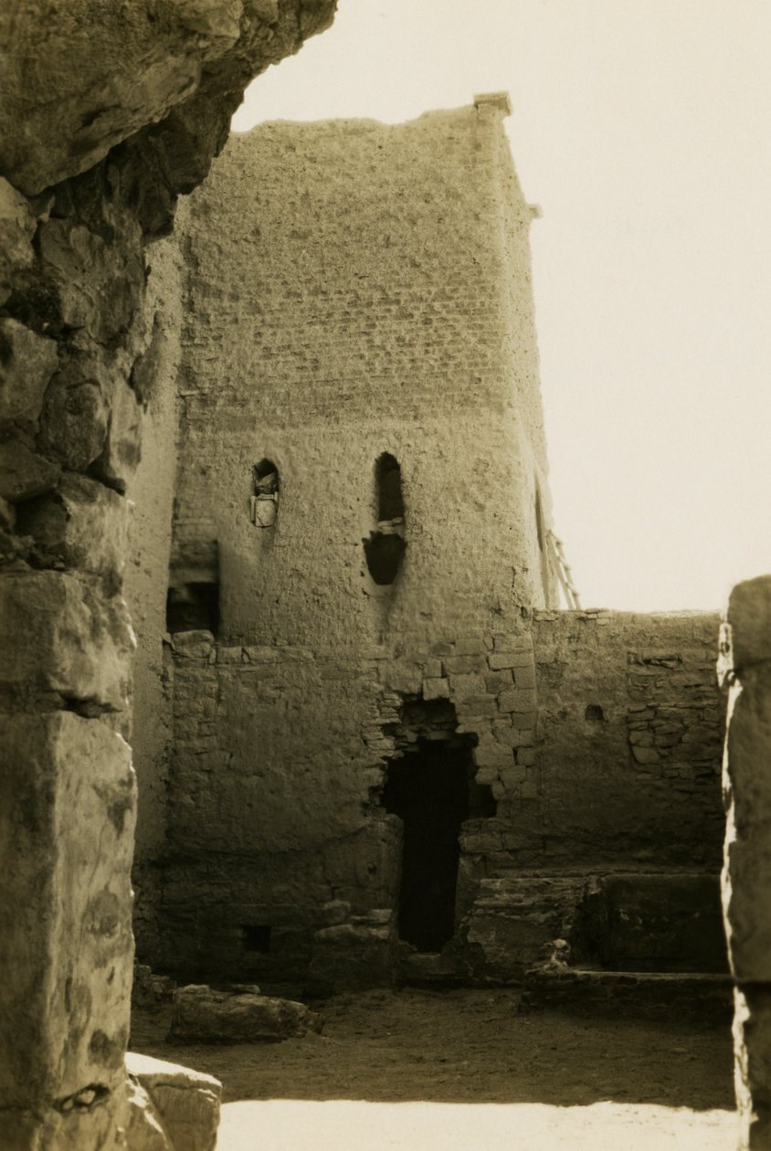 Wnętrze dużego donżonu (qasr) klasztoru św. Symeona, Asuan, Egipt, zdjęcie autorstwa Ugo Monneret de Villard autorstwa Ugo Monneret de Villard