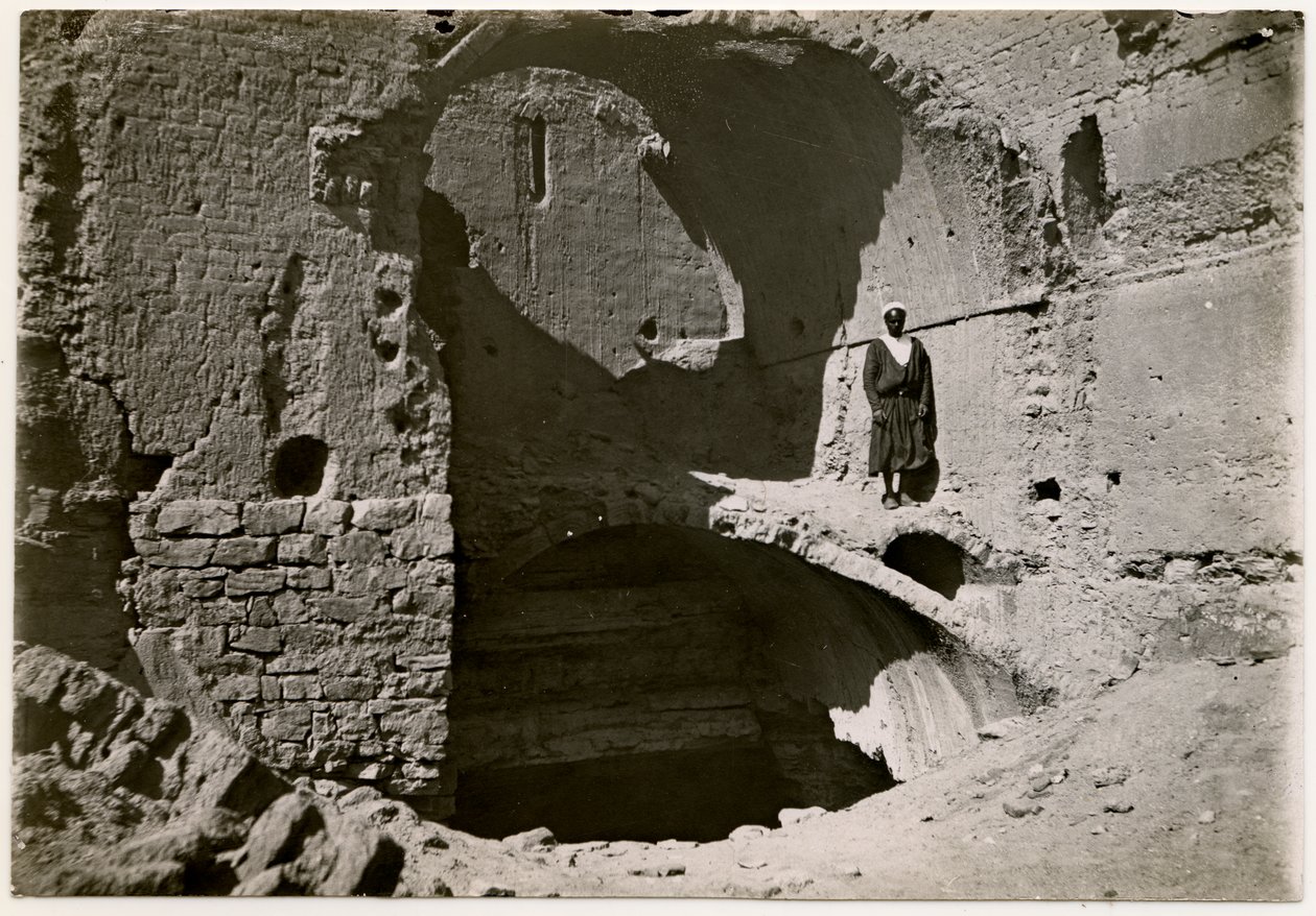 Duży donżon (qasr) klasztoru, Asuan, Egipt, zdjęcie autorstwa Ugo Monneret de Villard autorstwa Ugo Monneret de Villard