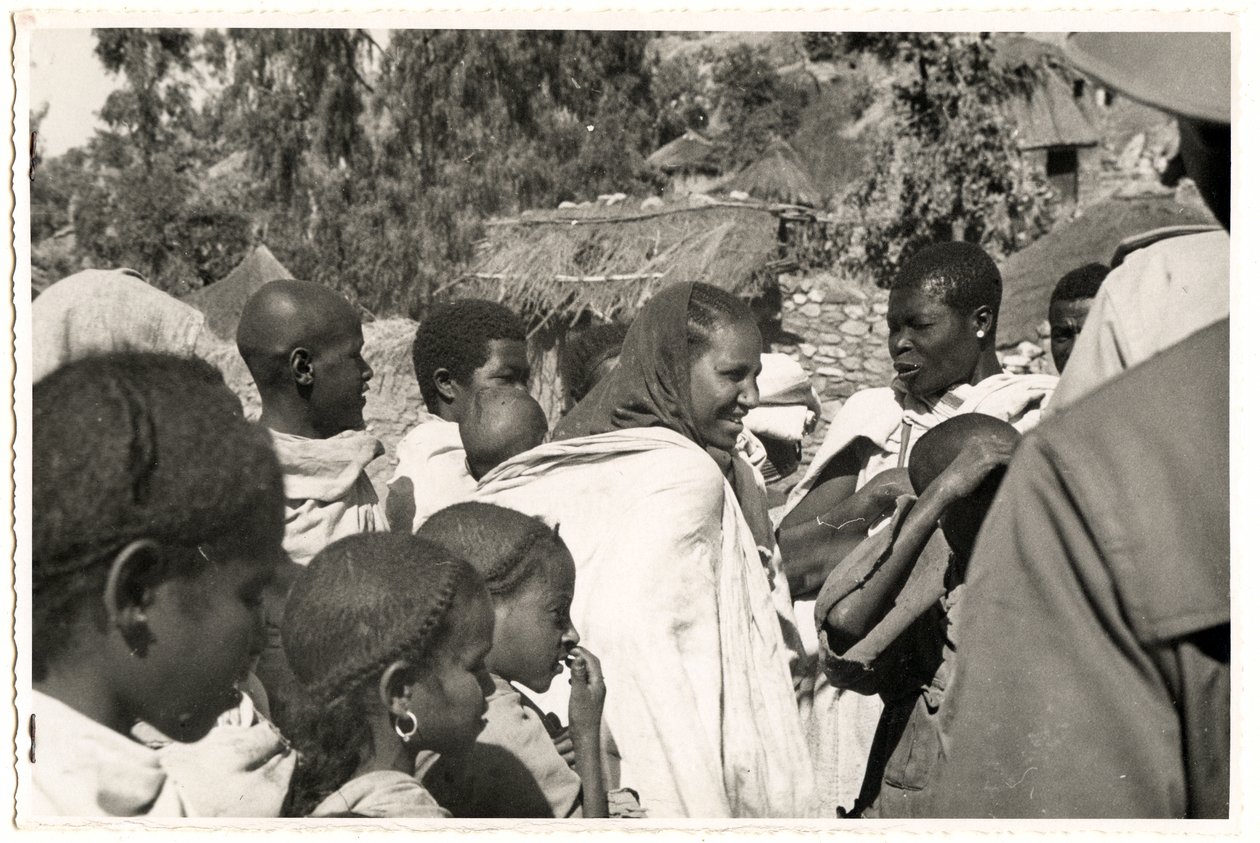 Mężczyźni, kobiety i dzieci w Axum, Etiopia, zdjęcie Ugo Monneret de Villard autorstwa Ugo Monneret de Villard