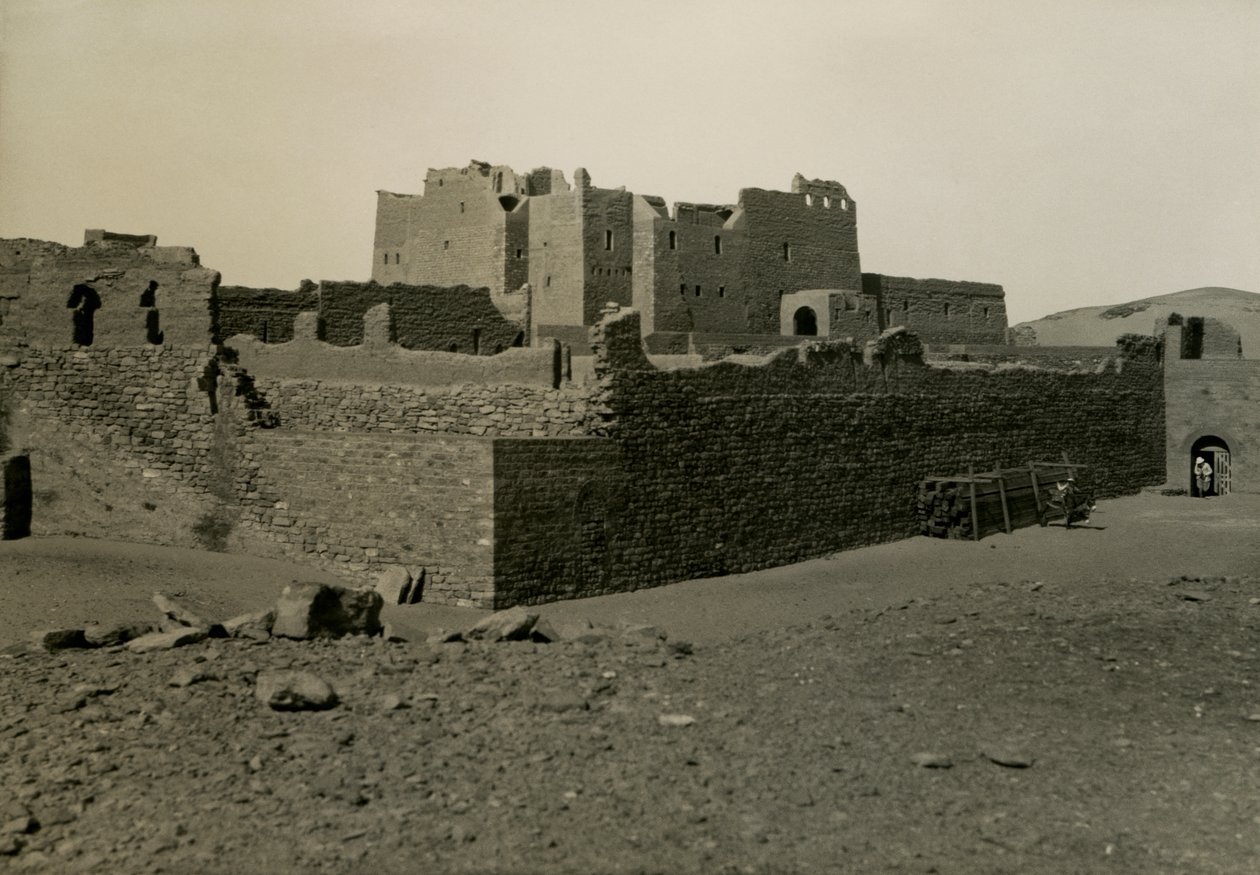 Klasztor św. Symeona, widok od południowego wschodu, Asuan, Egipt, zdjęcie Ugo Monneret de Villard autorstwa Ugo Monneret de Villard