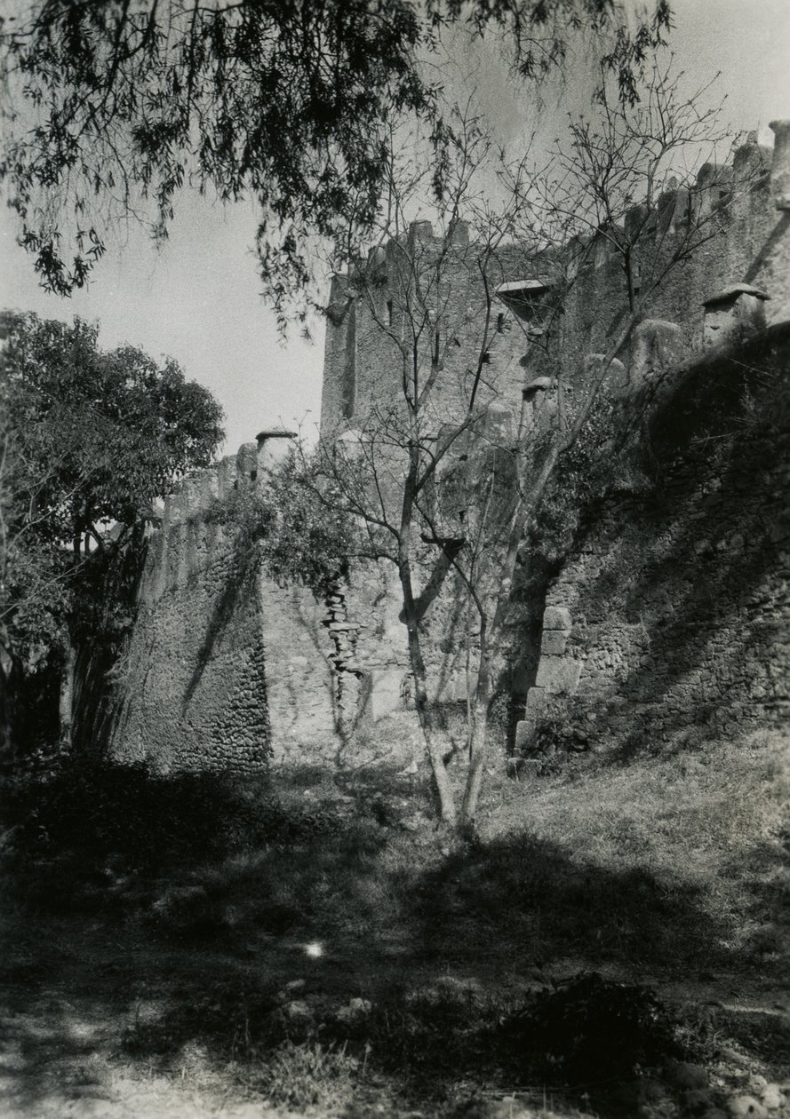 Zewnętrzna ściana kościoła Matki Boskiej z Syjonu, Aksum, Etiopia, zdjęcie Ugo Monneret de Villard autorstwa Ugo Monneret de Villard