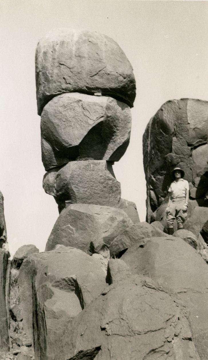 Skały w Goz Regeb, Sudan, zdjęcie Ugo Monneret de Villard, ok. 1925 r. autorstwa Ugo Monneret de Villard