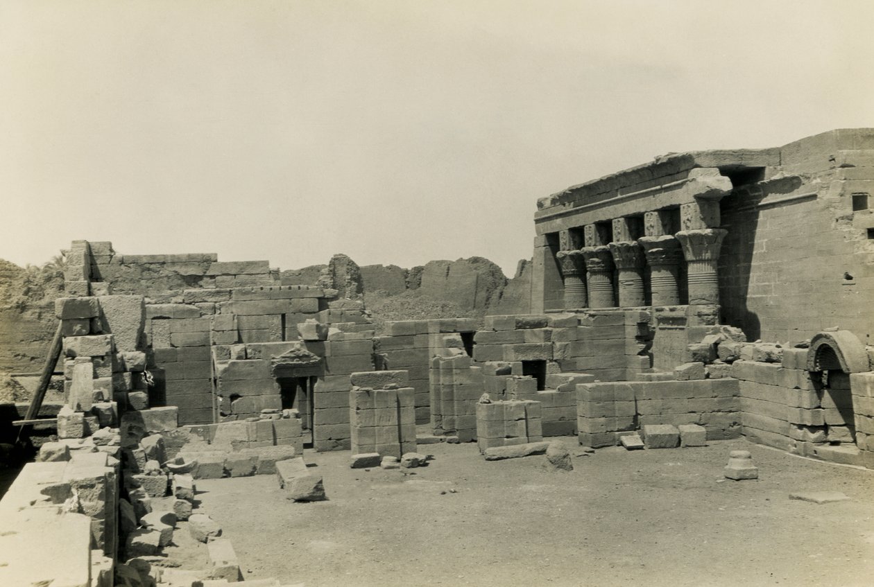 Ruiny kościoła koptyjskiego w pobliżu świątyni Hathor, Dendera, Egipt, zdjęcie Ugo Monneret de Villard autorstwa Ugo Monneret de Villard