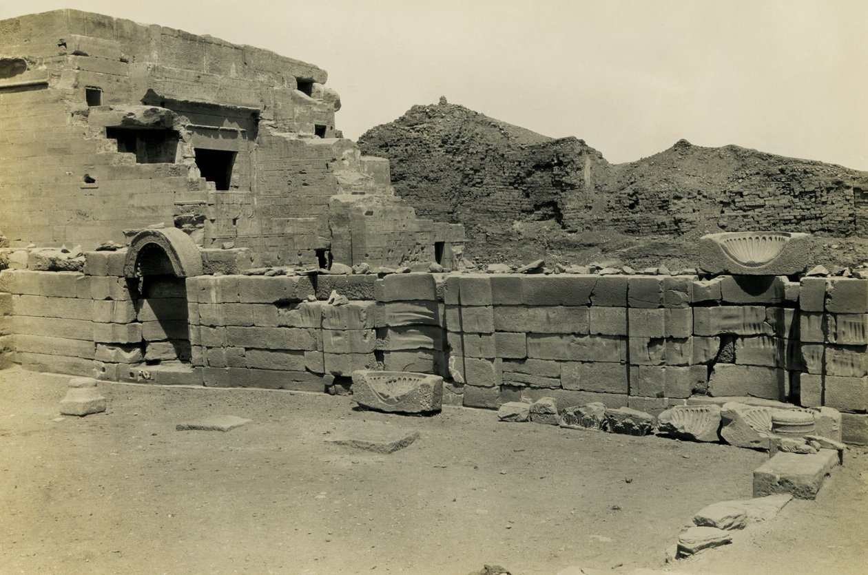 Ruiny kościoła koptyjskiego w pobliżu świątyni Hathor, Dendera, Egipt, zdjęcie Ugo Monneret de Villard autorstwa Ugo Monneret de Villard