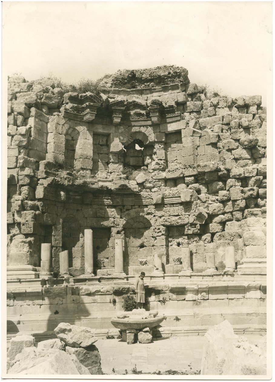 Nimfaeum, grecko-rzymskie miasto Gerasa (dziś Jerash), zdjęcie autorstwa Ugo Monneret de Villard, ok. 1930 r. autorstwa Ugo Monneret de Villard
