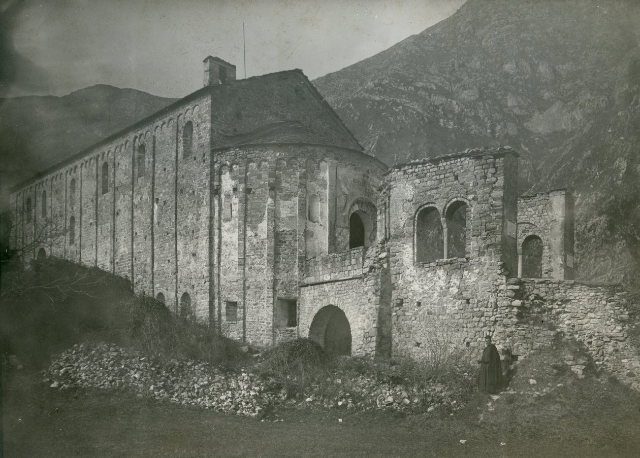 Widok na opactwo San Pietro al Monte, Civate, Lombardia, Włochy, zdjęcie autorstwa Ugo Monneret de Villard, około 1910 r. autorstwa Ugo Monneret de Villard