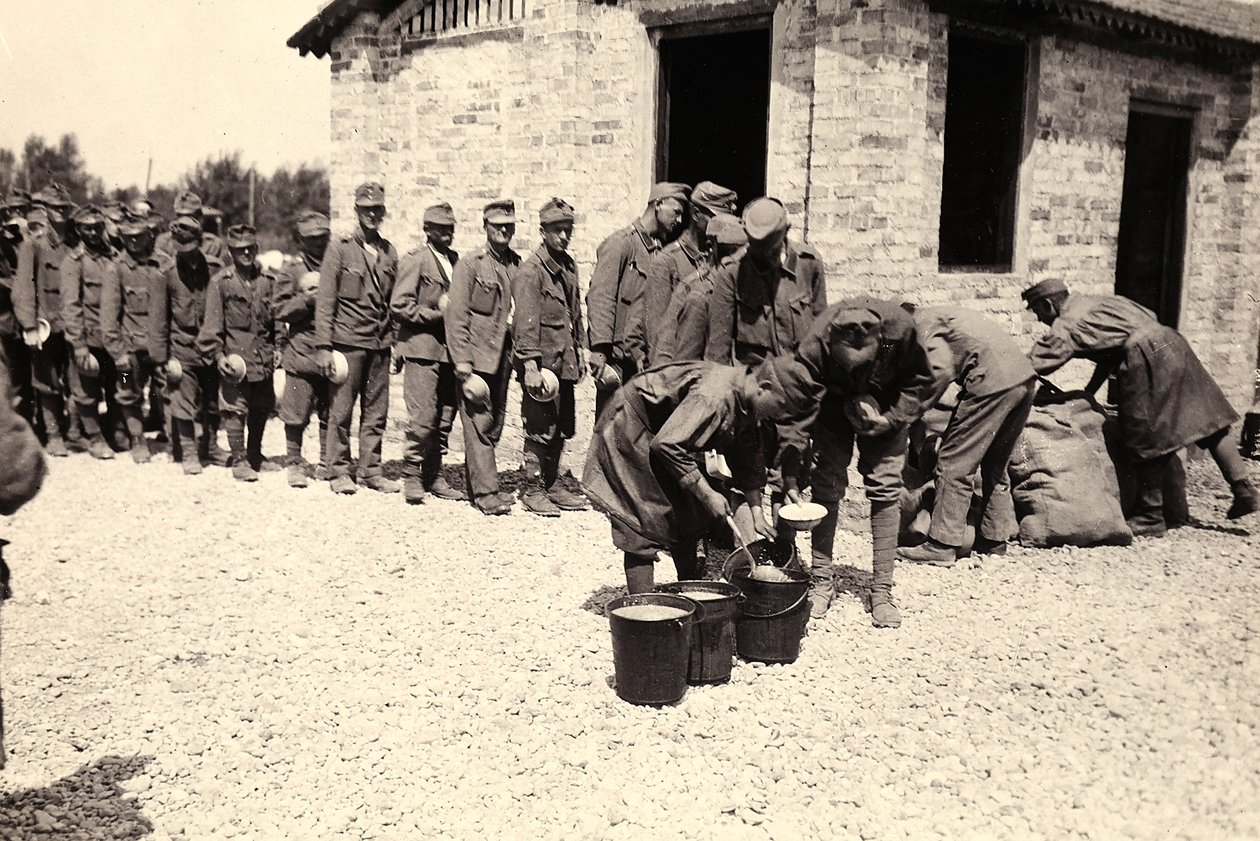 Więźniowie austriaccy w Bagnaria Arsa, Udine, Włochy, 02.04.1916 (zdjęcie czarno-białe) autorstwa Ugo Ojetti