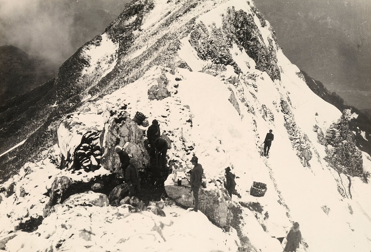 Operacje gniazdowania karabinów maszynowych na Monte Nero podczas I wojny światowej (zdjęcie czarno-białe) autorstwa Ugo Ojetti