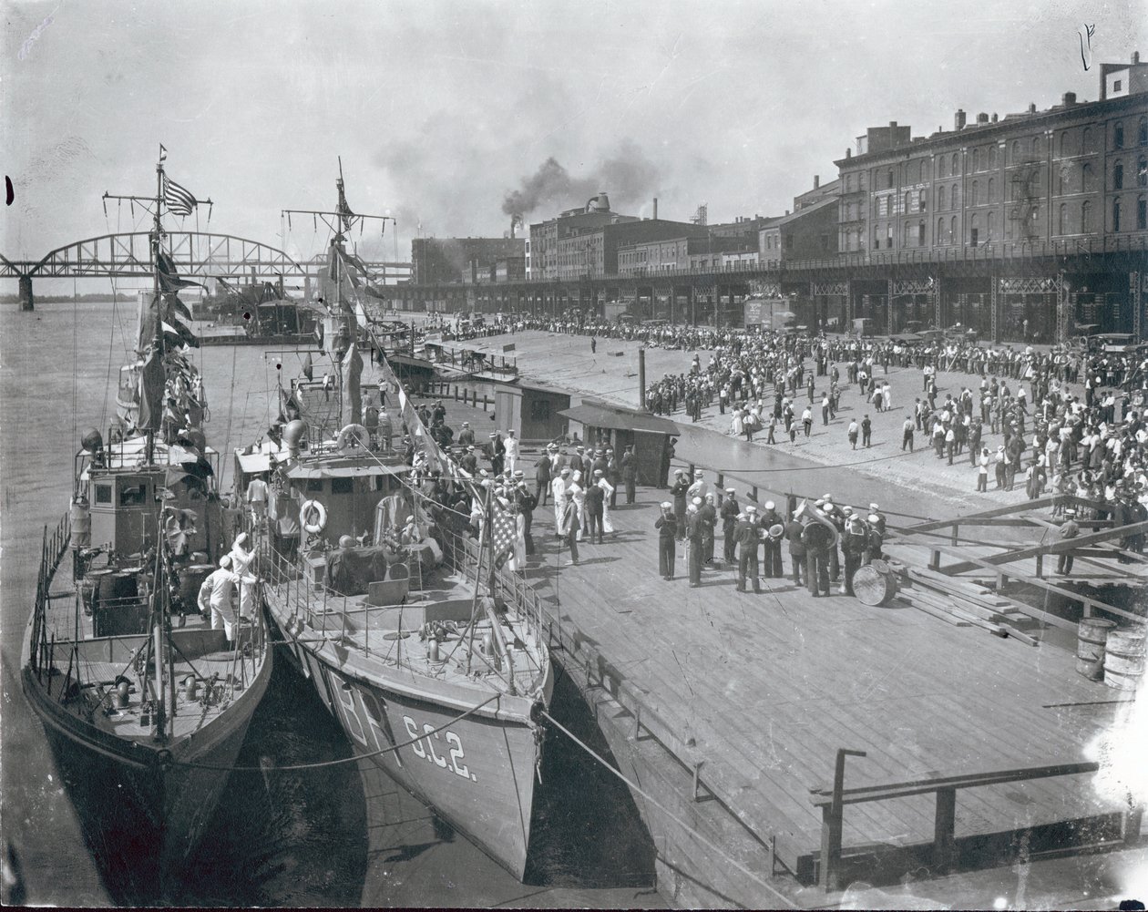 Tłum na nabrzeżu wita flotyllę przeciw okrętom podwodnym amerykańskiej marynarki wojennej na wizytę demonstracyjną. 13 czerwca 1919 autorstwa Unbekannt Unbekannt