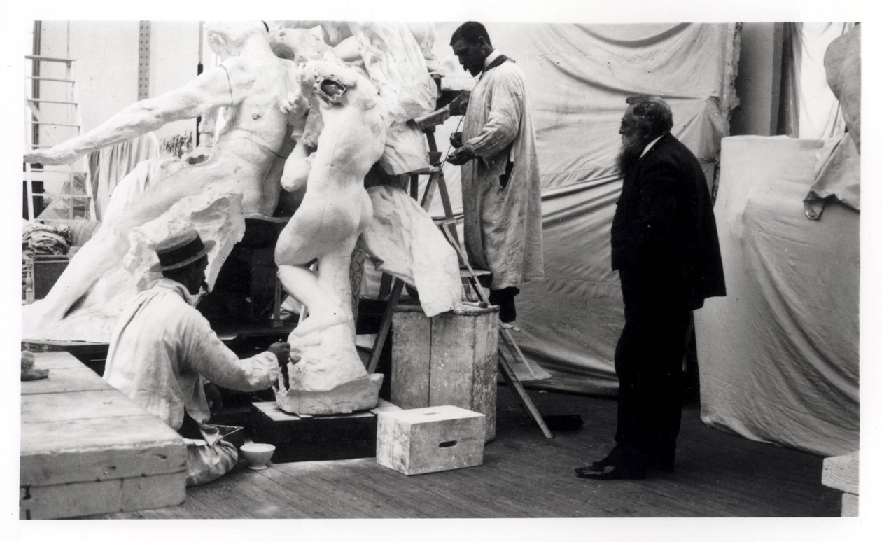 Auguste Rodin (1840-1917) w swojej paryskiej pracowni oglądając budowę rzeźby, 1905 autorstwa Unbekannt Unbekannt