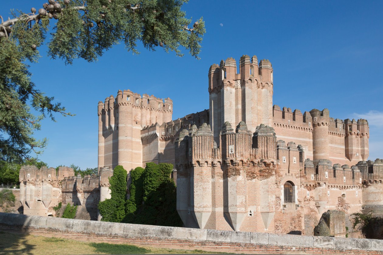 Coca, Prowincja Segowia, Hiszpania. Castillo de Coca. Zamek z koki. Ważny przykład architektury militarnej Mudejar. autorstwa Unbekannt Unbekannt