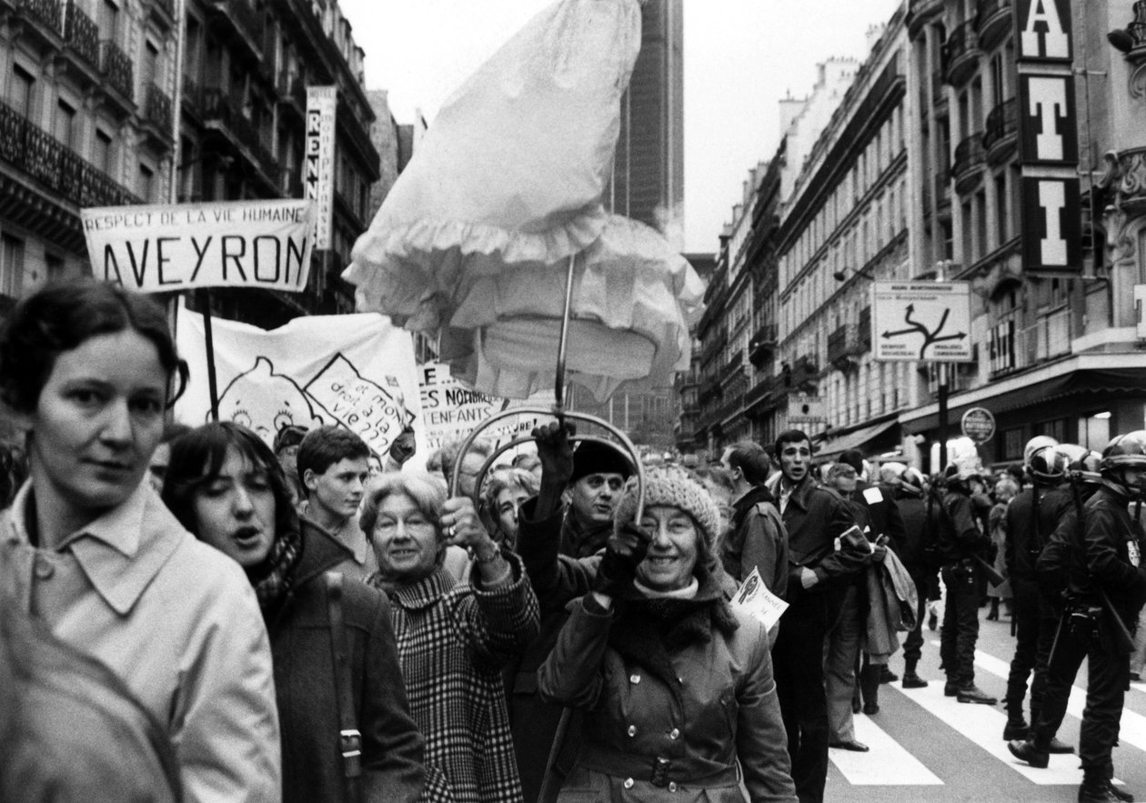 Demonstracja przeciwko aborcji w Paryżu 19 listopada 1979 r.: tutaj demonstranci z kołyską autorstwa Unbekannt Unbekannt
