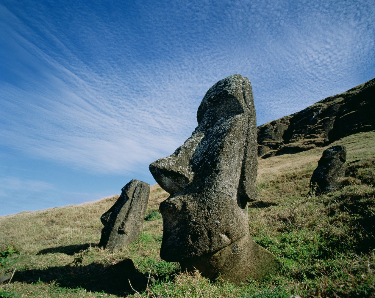 Monolityczne posągi w kamieniołomie Rano Raraku, ok. 1000-1600 autorstwa Unbekannt Unbekannt