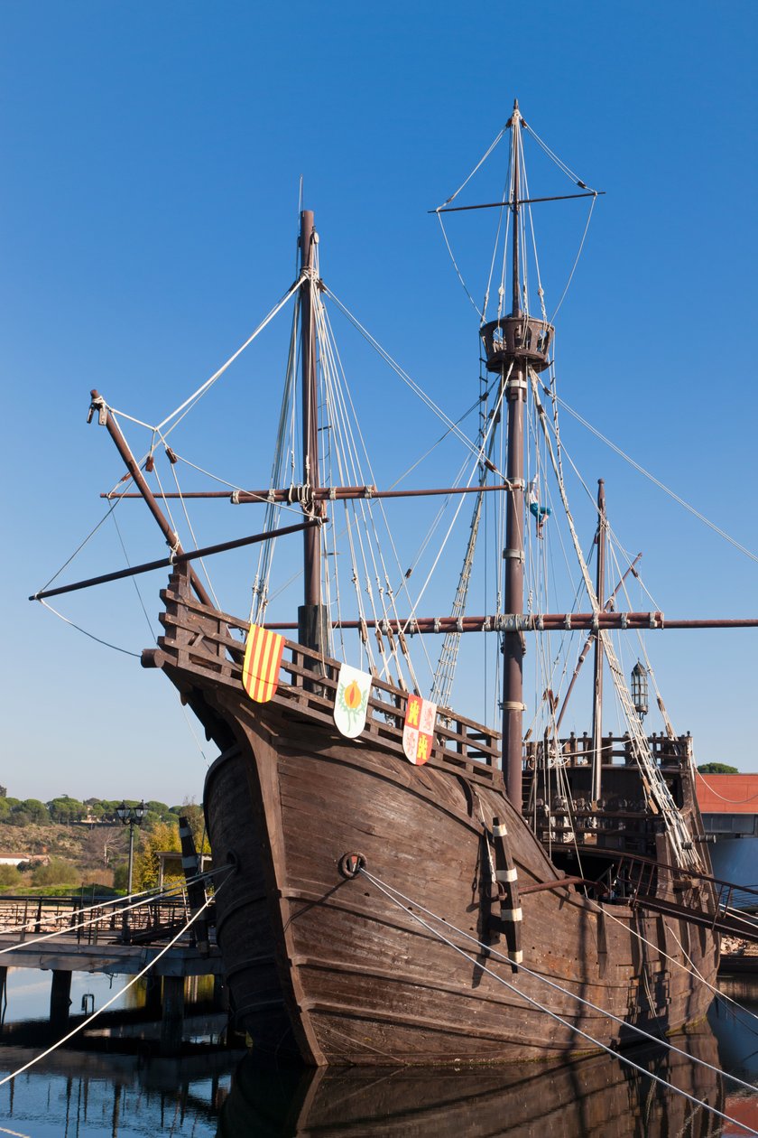 Repliki statków, które Kolumb popłynął do obu Ameryk w El Muelle de las Carabelas lub The Wharf of the Caravels w Palos de la Frontera, prowincja Huelva, Andaluzja, południowa Hiszpania. autorstwa Unbekannt Unbekannt